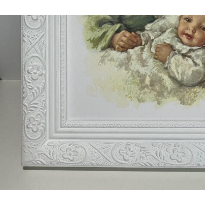 Enkeli ja vauva taulu, valkoinen kohokuvioitu kehys 27 x 32 cm tuotekuva2