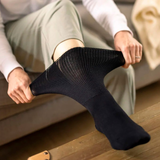Extra leveävartiset sukat Musta 43-45 tuotekuva1